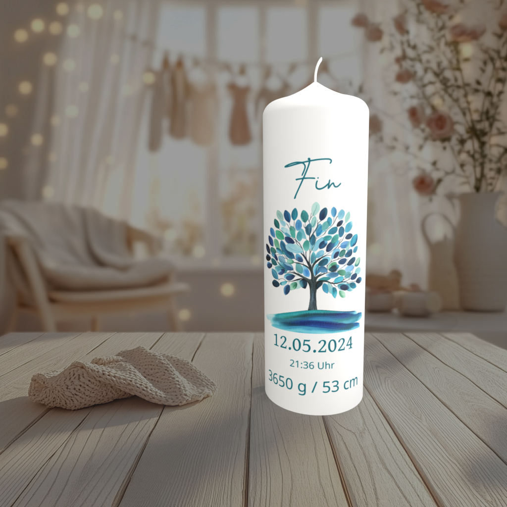 Personalisierte Geburtskerze mit blauem Lebensbaum im Babyzimmer – Name und Geburtsdaten