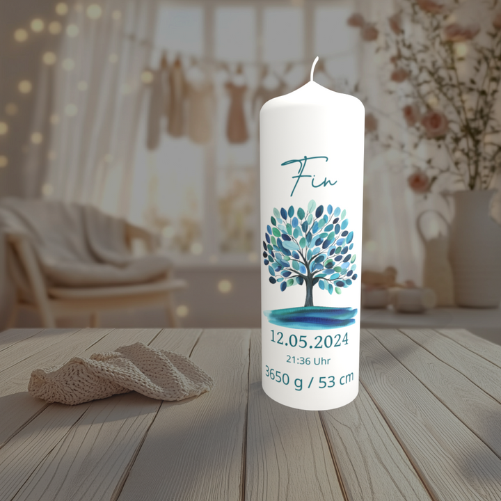 Personalisierte Geburtskerze mit blauem Lebensbaum im Babyzimmer – Name und Geburtsdaten