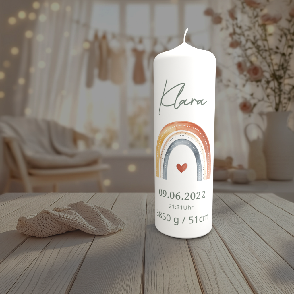 Personalisierte Geburtskerze mit Regenbogen und Herzmotiv im Babyzimmer