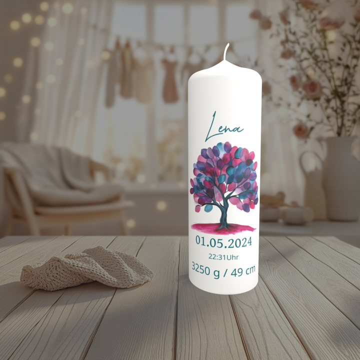 Personalisierte Geburtskerze mit Lebensbaum im Babyzimmer – Name und Geburtsdaten