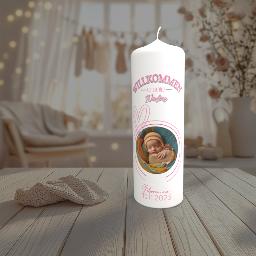 Personalisierte Geburtskerze mit Babyfoto und Herzmotiv im Babyzimmer – Willkommen auf der Welt