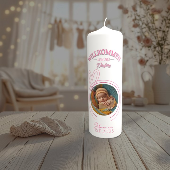 Personalisierte Geburtskerze mit Babyfoto und Herzmotiv im Babyzimmer – Willkommen auf der Welt