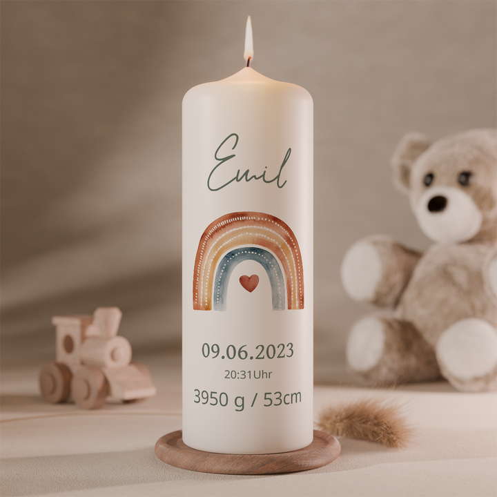 Personalisierte Geburtskerze mit Regenbogen im Kinderzimmer mit Teddybär