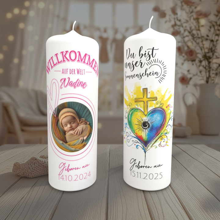 Zwei Geburtskerzen im Babyzimmer – Willkommen auf der Welt und Du bist unser Sonnenschein