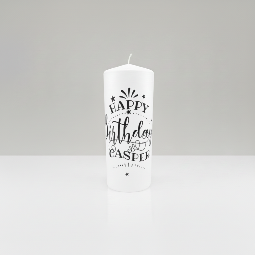 Personalisierte Geburtstagskerze „Feierlich & Edel“ in Weiß, Größe 150 × 60 mm, mit zeitlosem Schwarz-Weiß-Design und individueller Personalisierung.