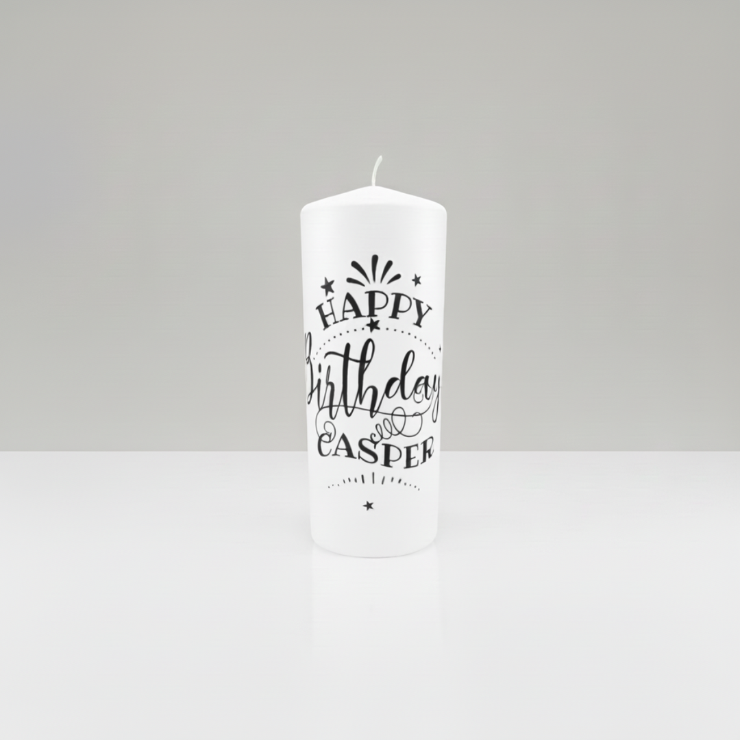 Personalisierte Geburtstagskerze „Feierlich & Edel“ in Weiß, Größe 150 × 60 mm, mit zeitlosem Schwarz-Weiß-Design und individueller Personalisierung.