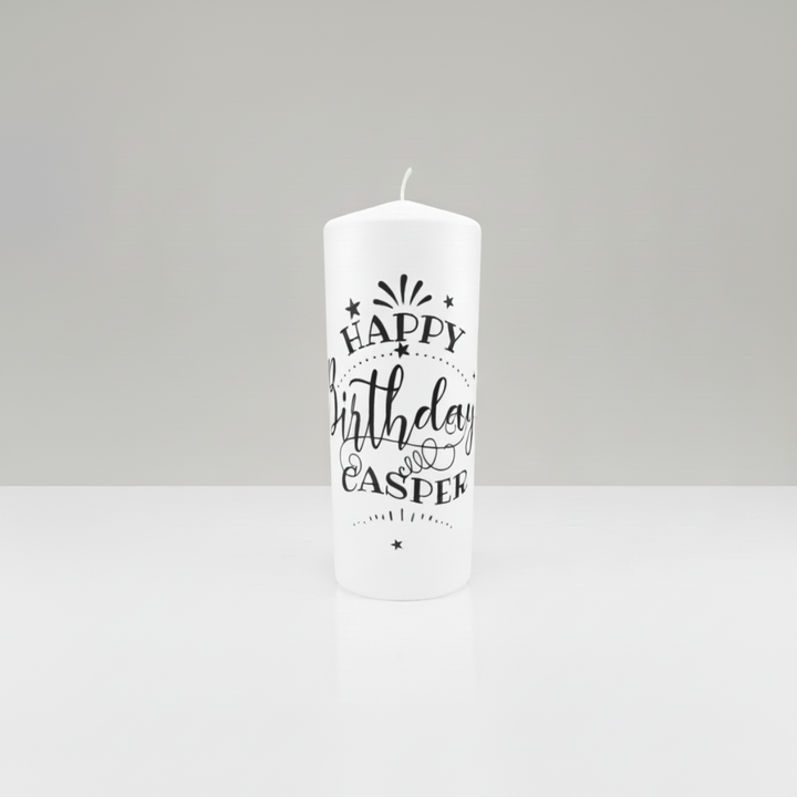 Personalisierte Geburtstagskerze „Feierlich & Edel“ in Weiß, Größe 150 × 60 mm, mit zeitlosem Schwarz-Weiß-Design und individueller Personalisierung.