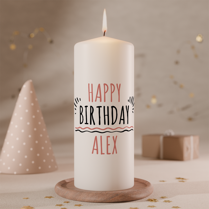 Personalisierte Geburtstagskerze „Happy Birthday“ mit modernem Schriftzug und individuellem Namen in der Größe 150 × 60 mm.
