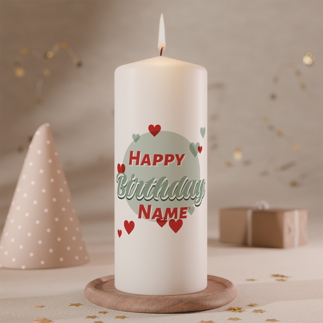 Personalisierte Geburtstagskerze „Herzchenliebe“ in Weiß, Größe 150 × 60 mm, mit romantischem Herz-Design und individuellem Namen.