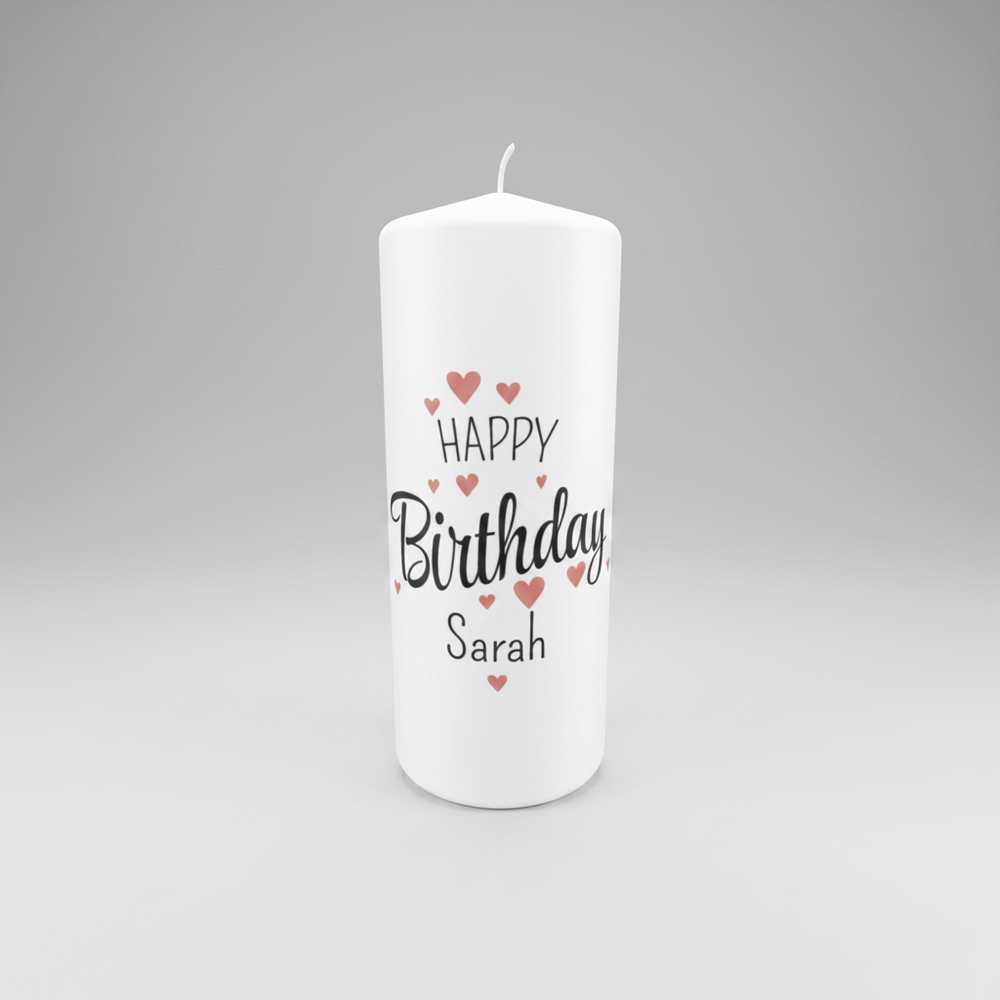Personalisierte Geburtstagskerze „Herzlich“ in Weiß, Größe 150 × 60 mm, mit elegantem Herzmotiv und individueller Personalisierung.