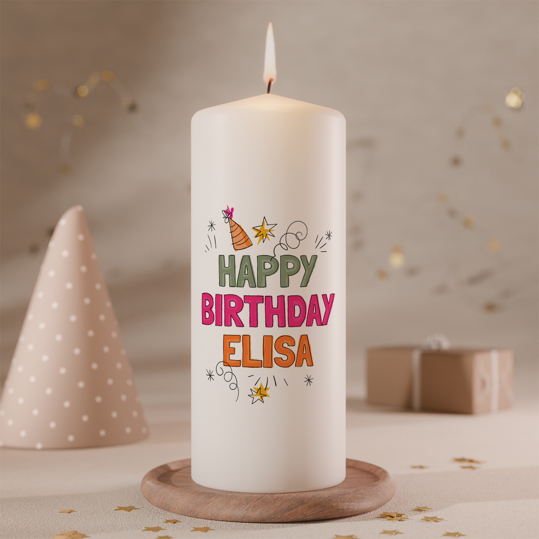 Personalisierte Geburtstagskerze „Konfettikracher“ in Weiß, Größe 150 × 60 mm, mit farbenfrohem Happy-Birthday-Motiv und individuellem Namen.