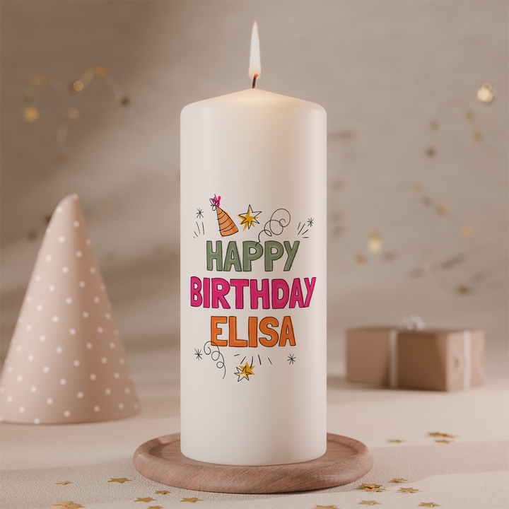 Personalisierte Geburtstagskerze „Konfettikracher“ in Weiß, Größe 150 × 60 mm, mit farbenfrohem Happy-Birthday-Motiv und individuellem Namen.