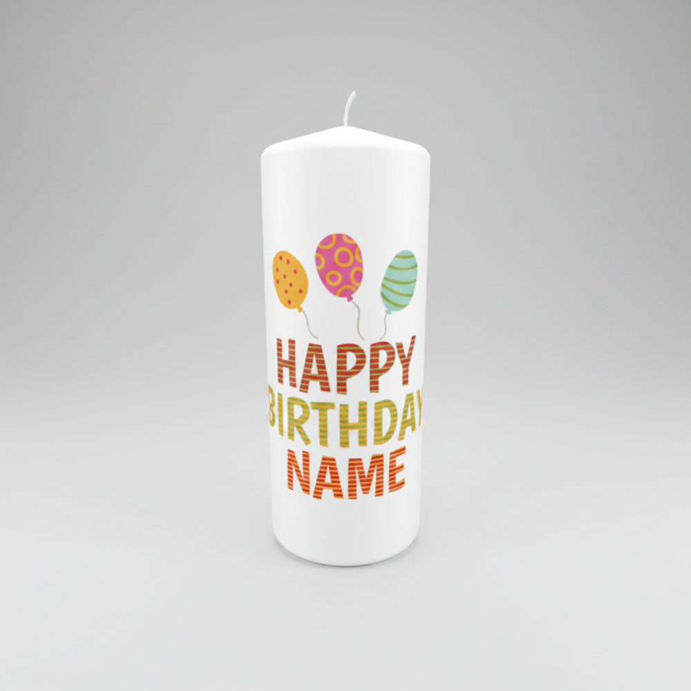 Personalisierte Geburtstagskerze „Luftballonspaß“ in Weiß, Größe 120 × 70 mm, mit farbenfrohem Happy-Birthday-Motiv und persönlichem Namen.