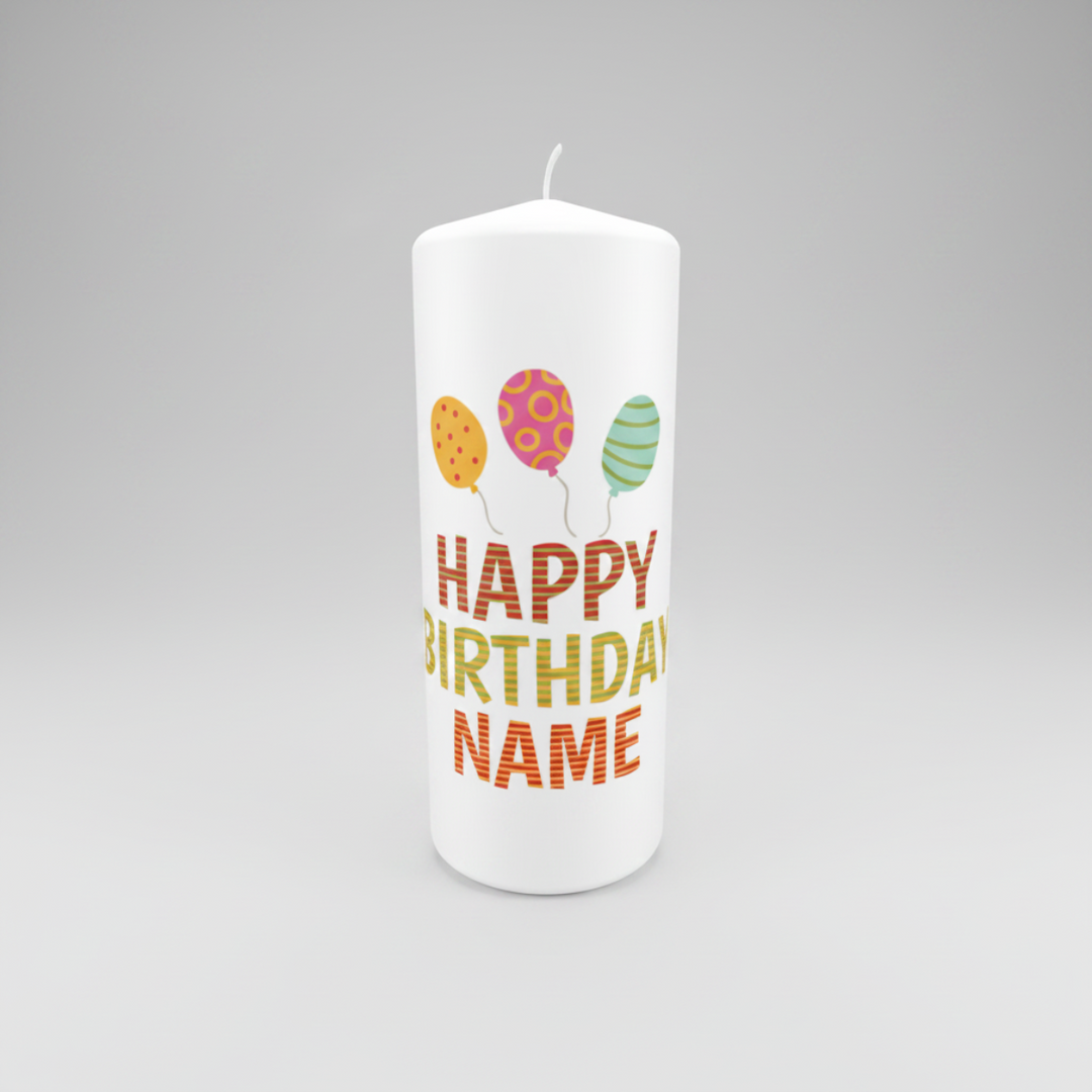 Personalisierte Geburtstagskerze „Luftballonspaß“ in Weiß, Größe 120 × 70 mm, mit farbenfrohem Happy-Birthday-Motiv und persönlichem Namen.