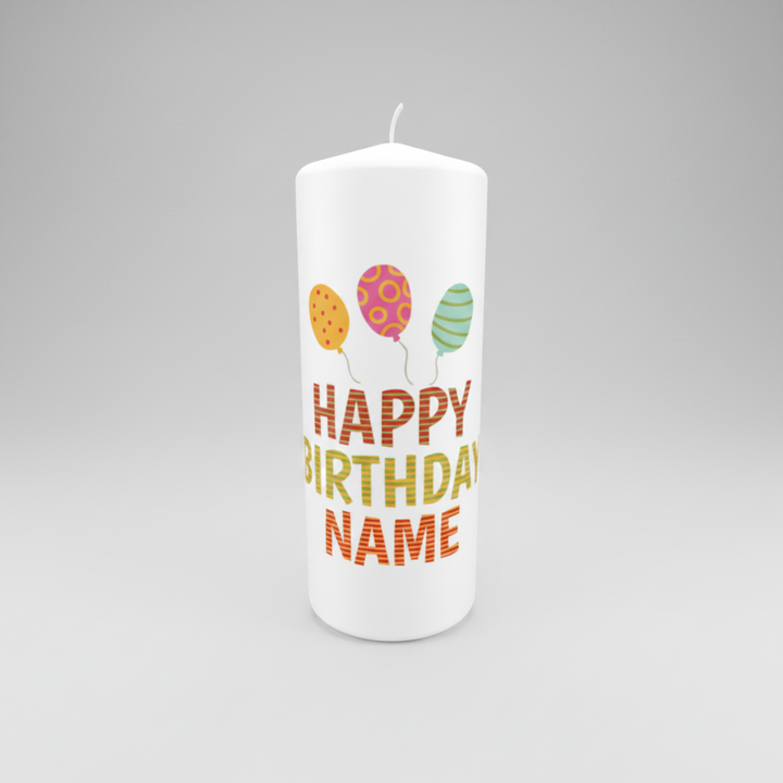 Personalisierte Geburtstagskerze „Luftballonspaß“ in Weiß, Größe 120 × 70 mm, mit farbenfrohem Happy-Birthday-Motiv und persönlichem Namen.