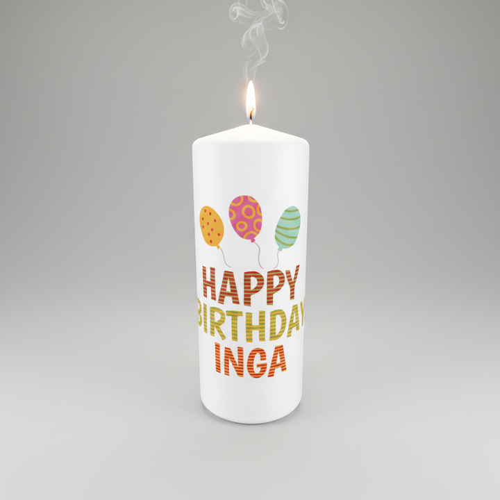 Personalisierte Geburtstagskerze „Luftballonspaß“ in Weiß, Größe 150 × 60 mm, mit fröhlichem Happy-Birthday-Luftballonmotiv und persönlichem Namen.