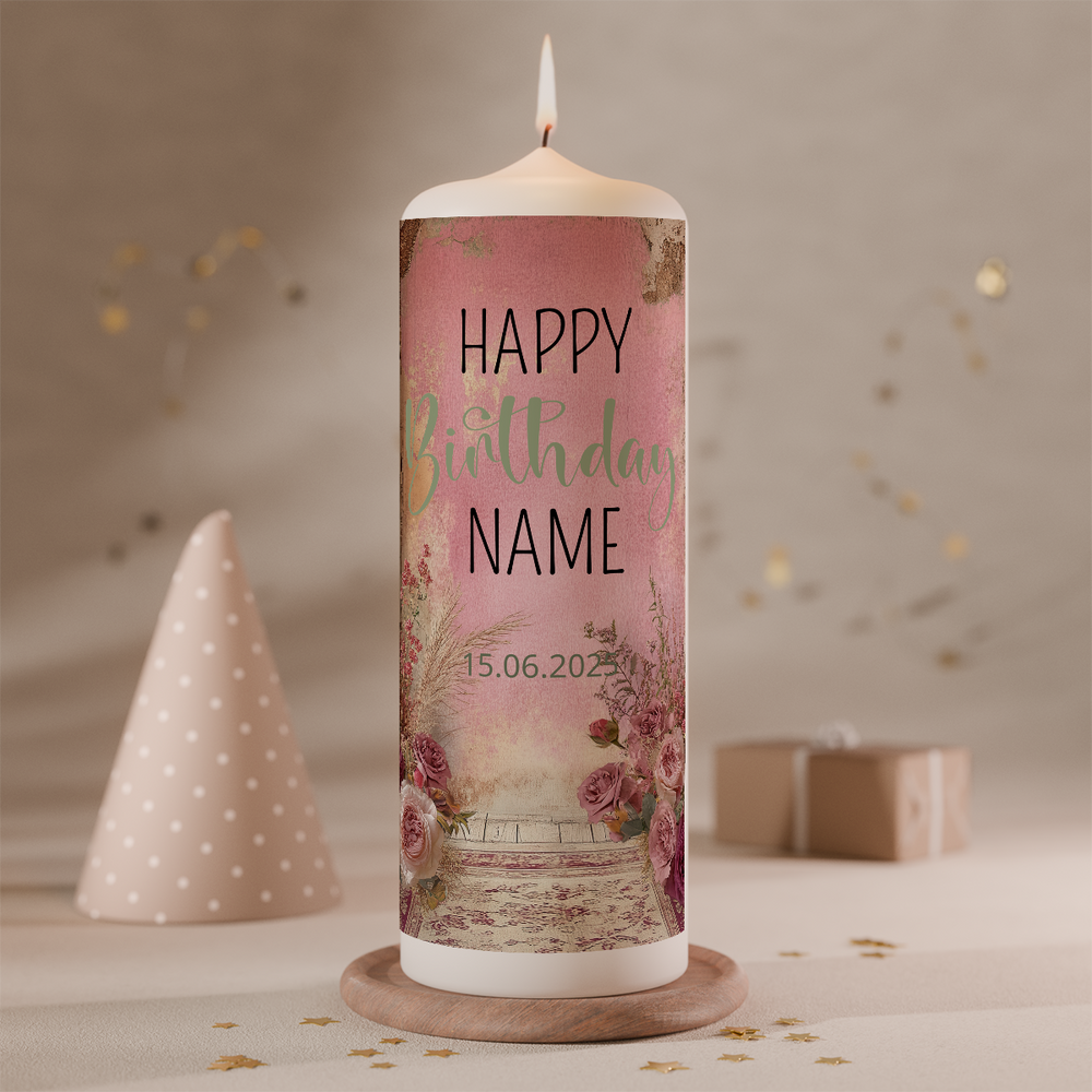 Detailansicht einer personalisierten Geburtstagskerze im rosa floralen Design