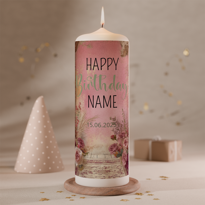 Detailansicht einer personalisierten Geburtstagskerze im rosa floralen Design