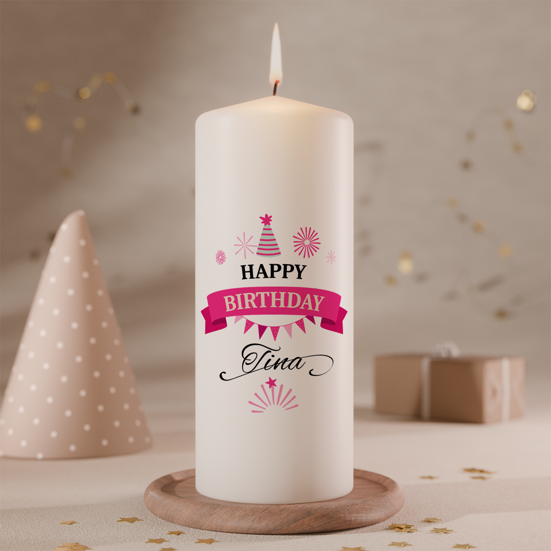 Personalisierte Geburtstagskerze „Pink Party“ in Weiß, Größe 150 × 60 mm, mit modernem Party-Banner in Pink und individuellem Namen.