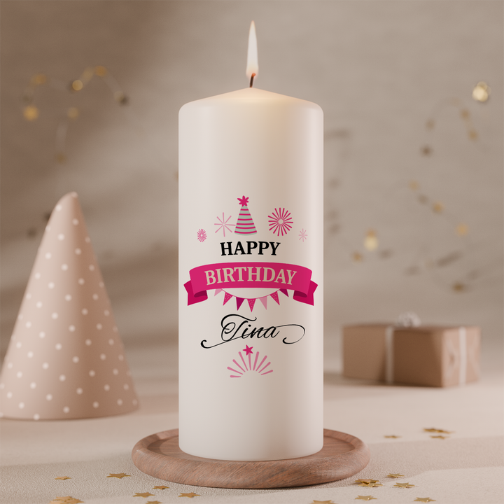 Personalisierte Geburtstagskerze „Pink Party“ in Weiß, Größe 150 × 60 mm, mit modernem Party-Banner in Pink und individuellem Namen.