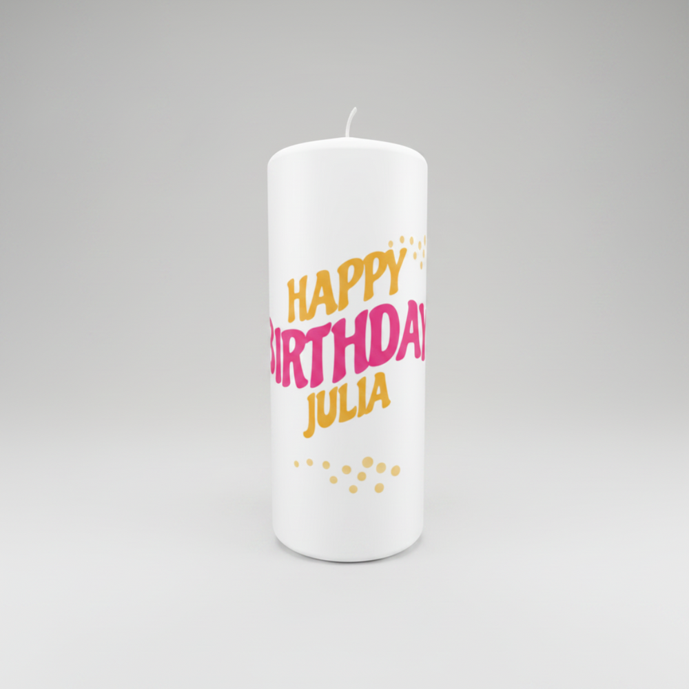 Personalisierte Geburtstagskerze „PopArt Birthday“ in Weiß, Größe 160 × 60 mm, mit farbenfrohem Happy-Birthday-PopArt-Motiv und persönlichem Namen.