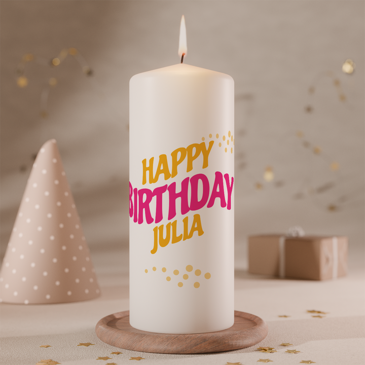 Personalisierte Geburtstagskerze „PopArt Birthday“ in Weiß, Größe 150 × 60 mm, mit modernem PopArt-Design in Pink und Gelb sowie individuellem Namen.