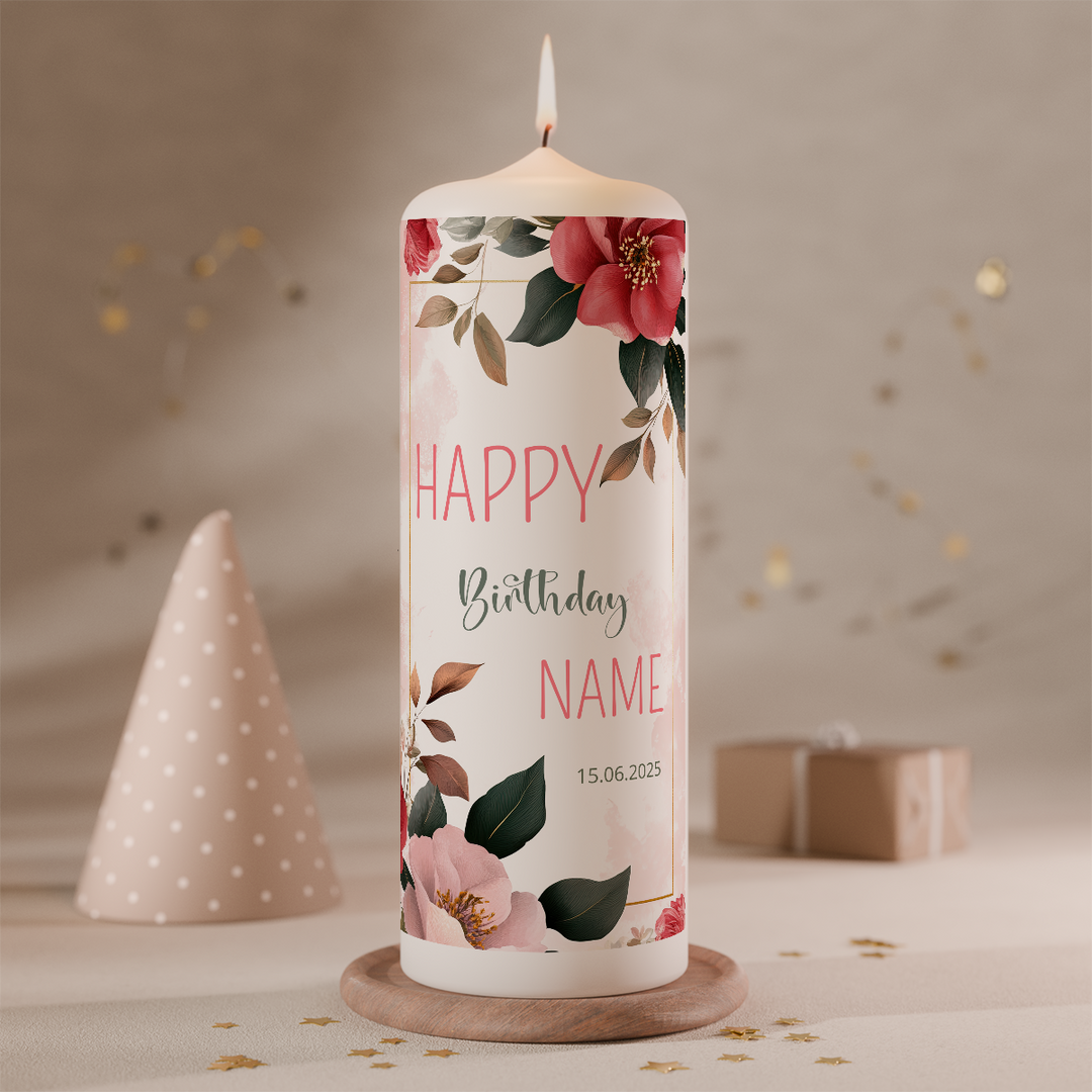 Detailansicht einer personalisierten Geburtstagskerze mit floralem Rosenmotiv