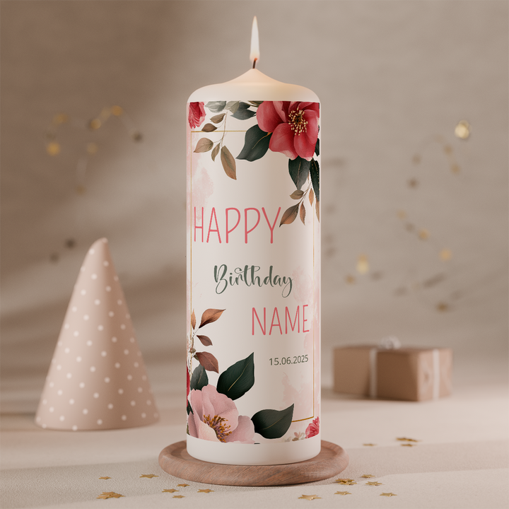 Detailansicht einer personalisierten Geburtstagskerze mit floralem Rosenmotiv
