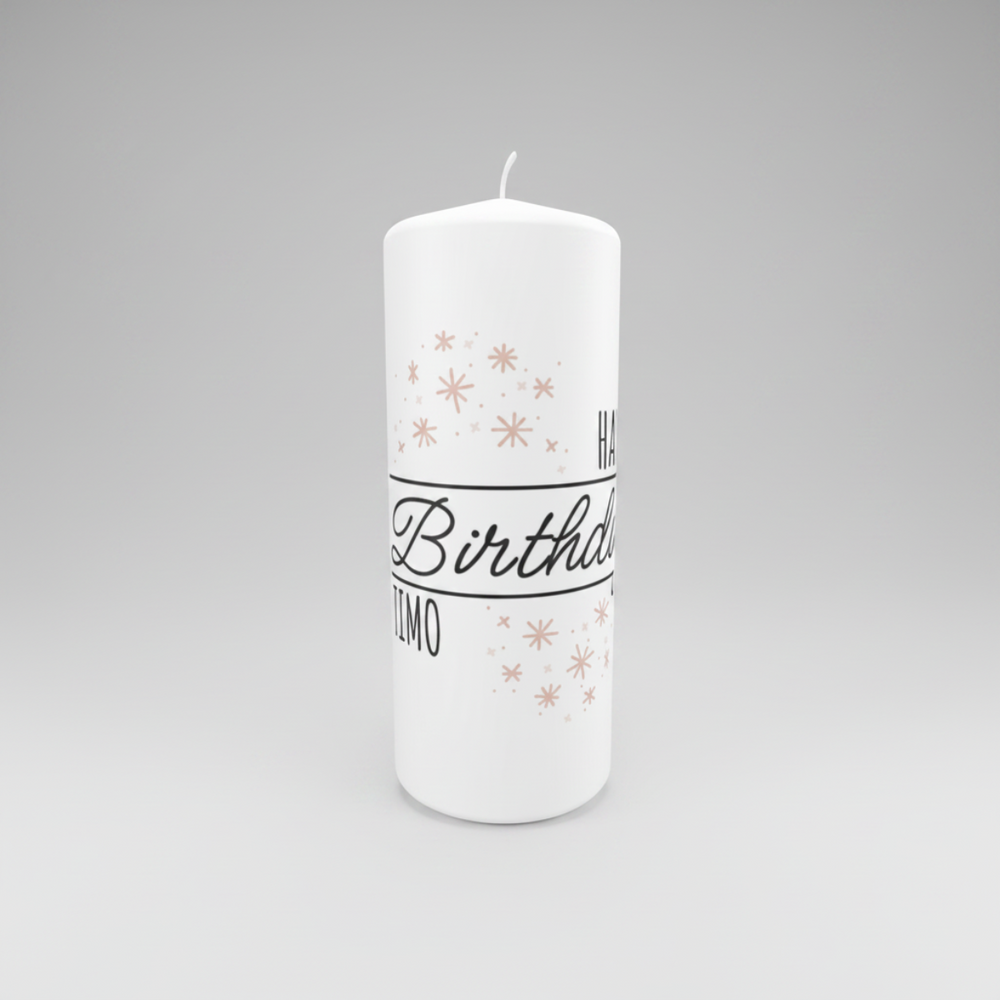 Personalisierte Geburtstagskerze „Sternenmoment“ in Weiß, Größe 150 × 60 mm, mit elegantem Happy-Birthday-Sternendesign und persönlichem Namen.