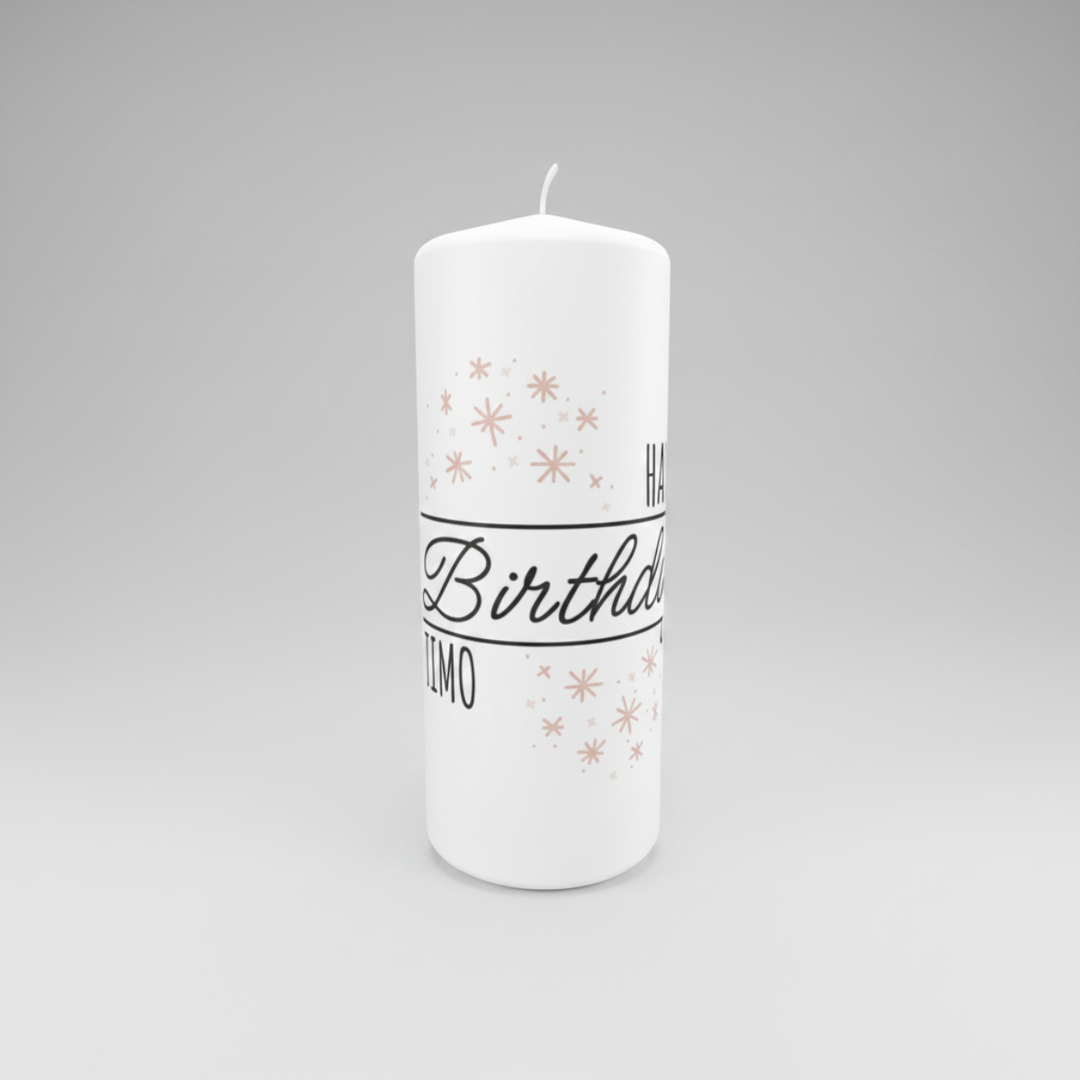 Personalisierte Geburtstagskerze „Sternenmoment“ in Weiß, Größe 150 × 60 mm, mit elegantem Happy-Birthday-Sternendesign und persönlichem Namen.