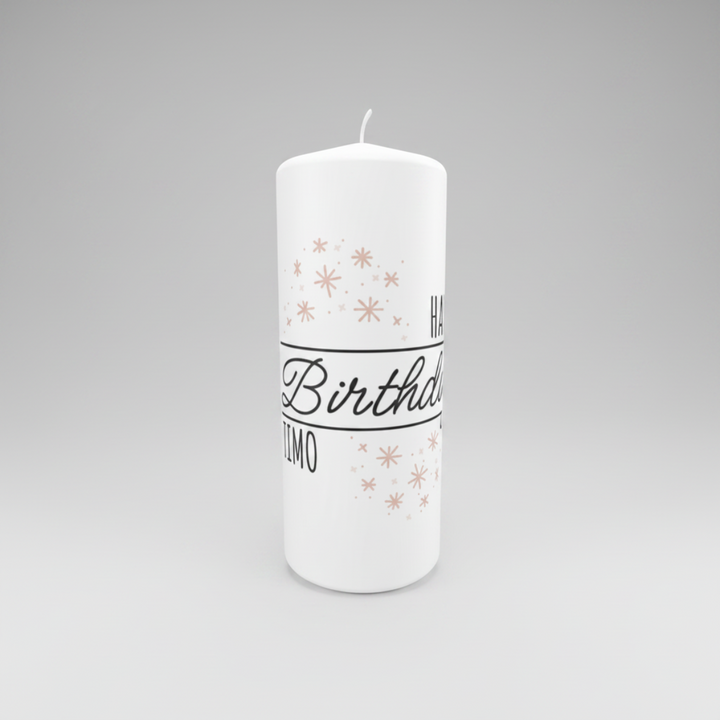 Personalisierte Geburtstagskerze „Sternenmoment“ in Weiß, Größe 150 × 60 mm, mit elegantem Happy-Birthday-Sternendesign und persönlichem Namen.