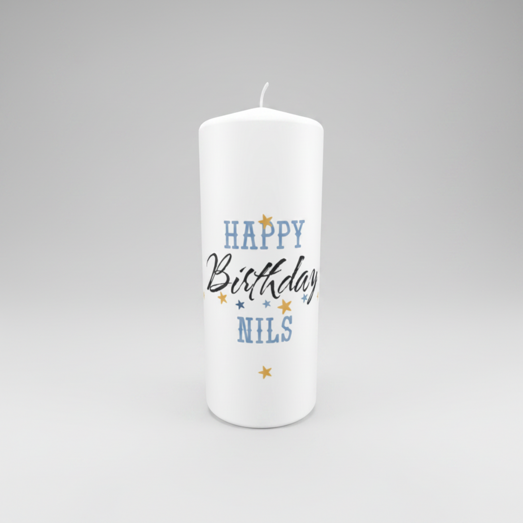 Personalisierte Geburtstagskerze „Sternenzauber“ in Weiß, Größe 150 × 60 mm, mit blau-goldenem Happy-Birthday-Design und persönlichem Namen.