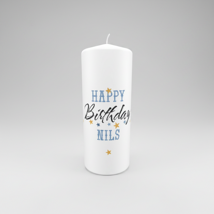 Personalisierte Geburtstagskerze „Sternenzauber“ in Weiß, Größe 150 × 60 mm, mit blau-goldenem Happy-Birthday-Design und persönlichem Namen.