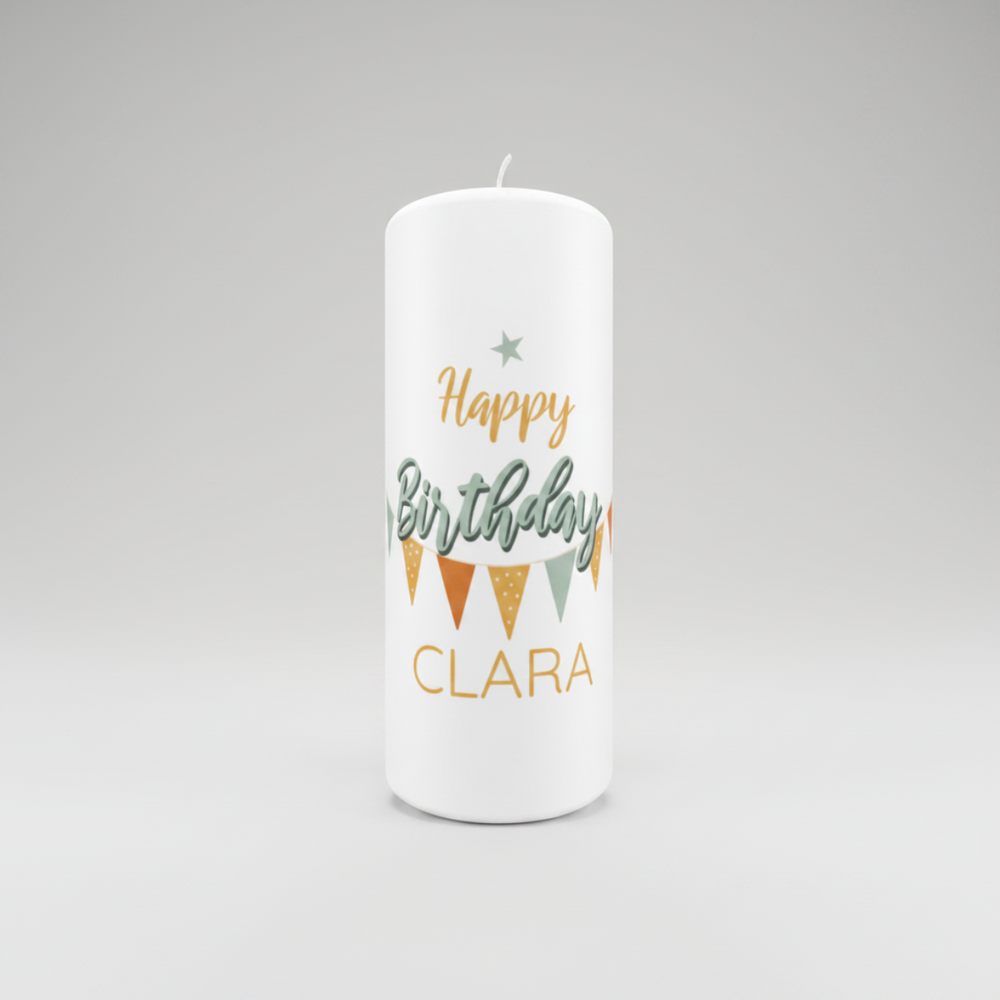 Personalisierte Geburtstagskerze „Wimpelfreude“ in Weiß, Größe 150 × 60 mm, mit fröhlichem Happy-Birthday-Wimpeldesign und persönlichem Namen.