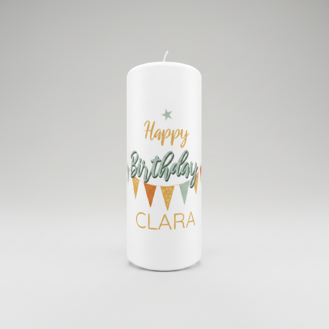Personalisierte Geburtstagskerze „Wimpelfreude“ in Weiß, Größe 150 × 60 mm, mit fröhlichem Happy-Birthday-Wimpeldesign und persönlichem Namen.