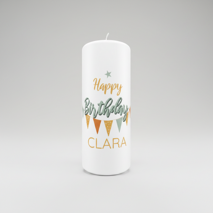 Personalisierte Geburtstagskerze „Wimpelfreude“ in Weiß, Größe 150 × 60 mm, mit fröhlichem Happy-Birthday-Wimpeldesign und persönlichem Namen.
