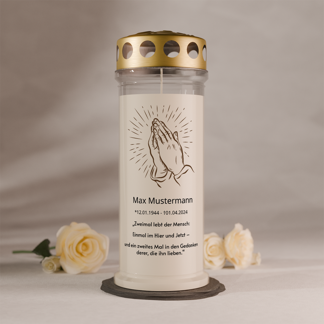 Gedenkkerze mit betenden Händen und Personalisierung mit 7 Tage Brenndauer