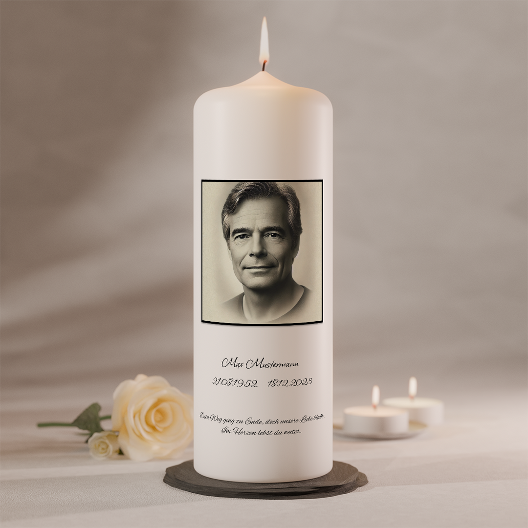 Gedenkkerze mit Foto und persönlicher Gestaltung auf weißer Trauerkerze