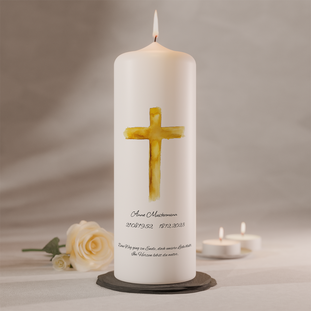 Moderne Gedenkkerze mit goldenem Kreuz auf weißer Trauerkerze