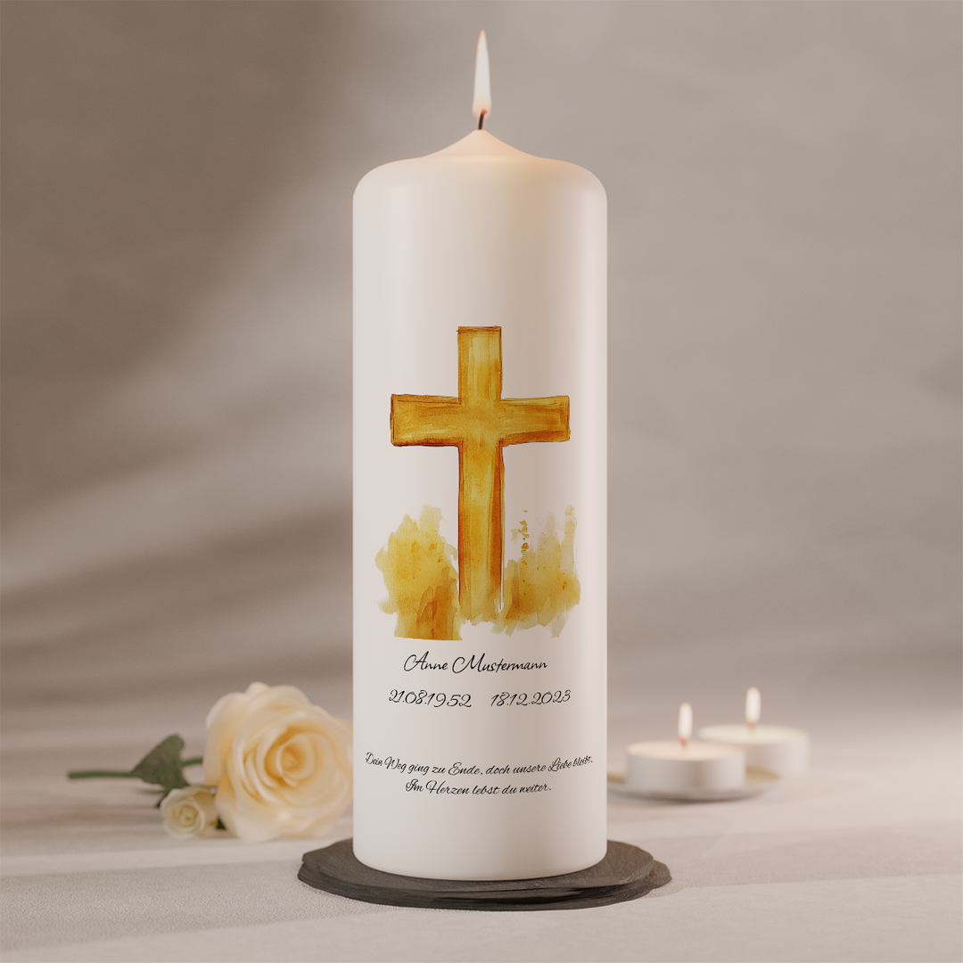Moderne Gedenkkerze mit goldenem Kreuz in Aquarelloptik auf weißer Kerze