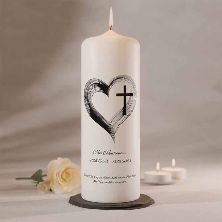 Personalisierbare Gedenkkerze mit Herzsymbol und Kreuz auf weißer Trauerkerze