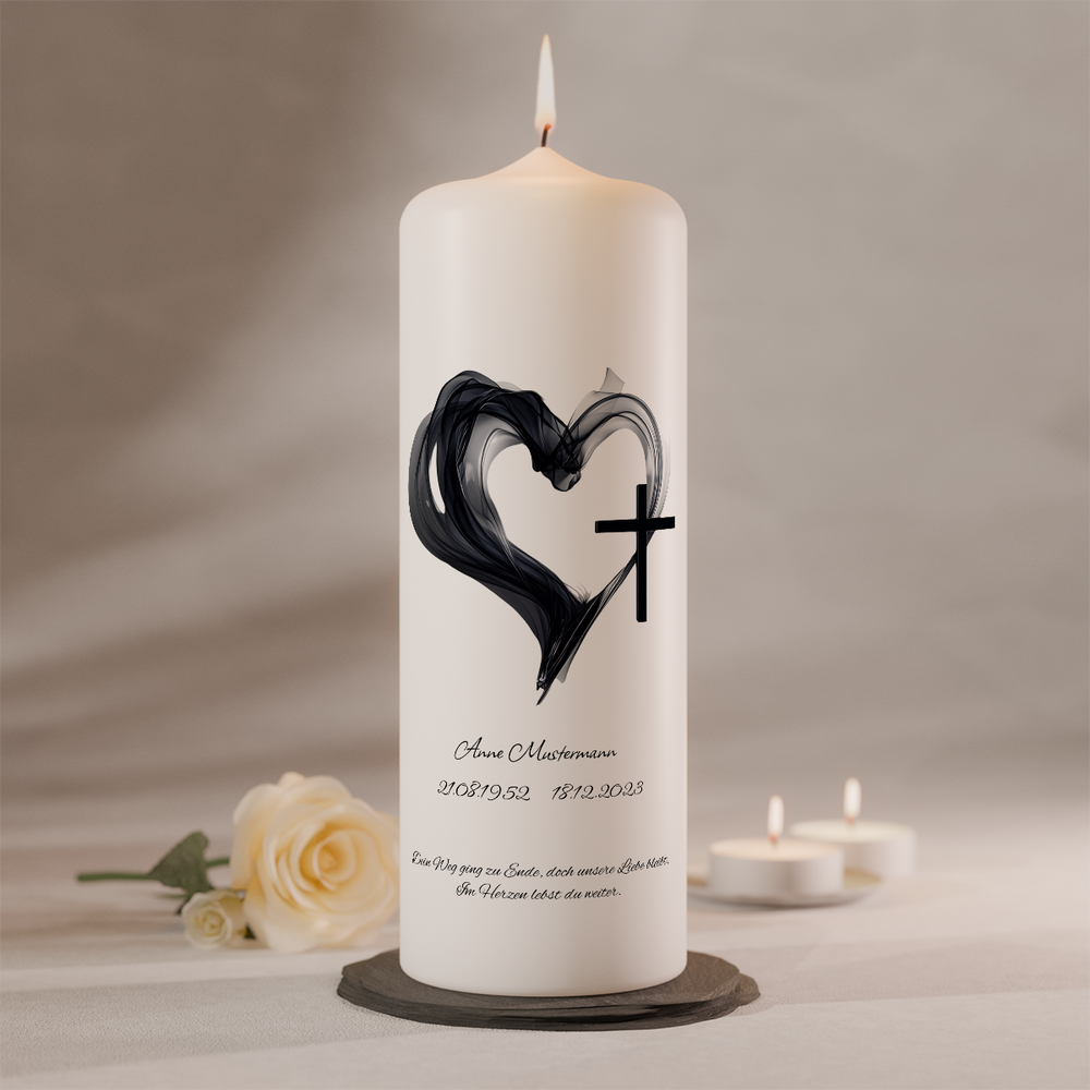 Personalisierbare Gedenkkerze mit Herzsymbol und Kreuz auf weißer Trauerkerze