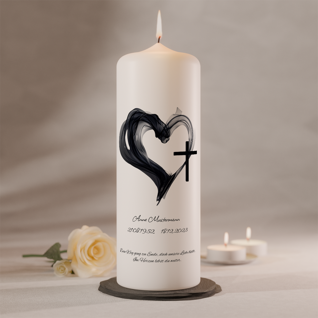 Personalisierbare Gedenkkerze mit Herzsymbol und Kreuz auf weißer Trauerkerze
