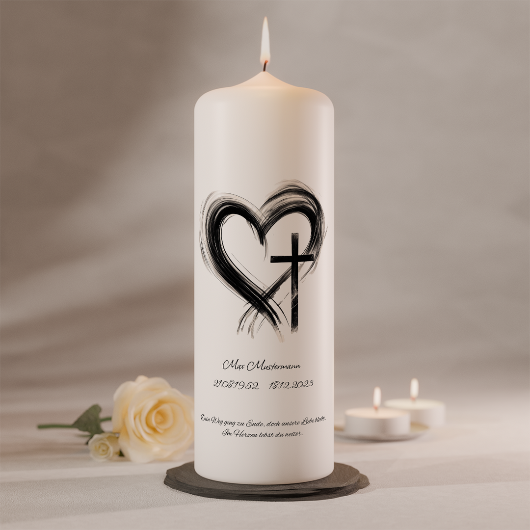 Personalisierbare Gedenkkerze mit Herzsymbol und Kreuz auf weißer Trauerkerze