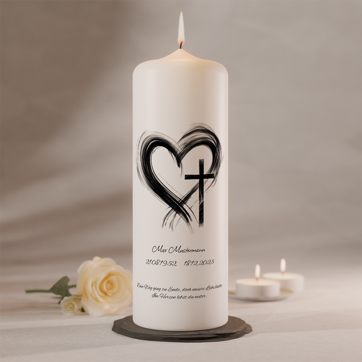 Personalisierbare Gedenkkerze mit Herzsymbol und Kreuz auf weißer Trauerkerze