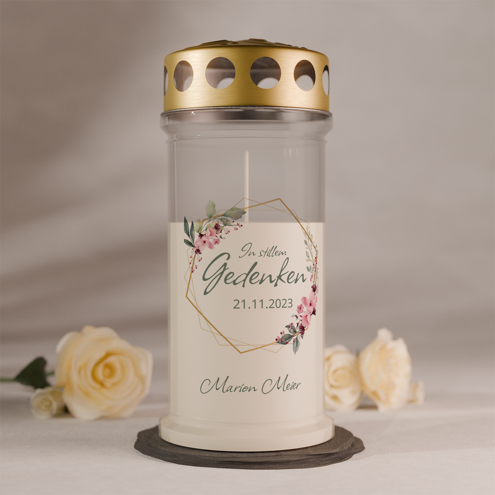 Seitenansicht einer personalisierten Gedenkkerze In stillem Gedenken mit Namen und Datum