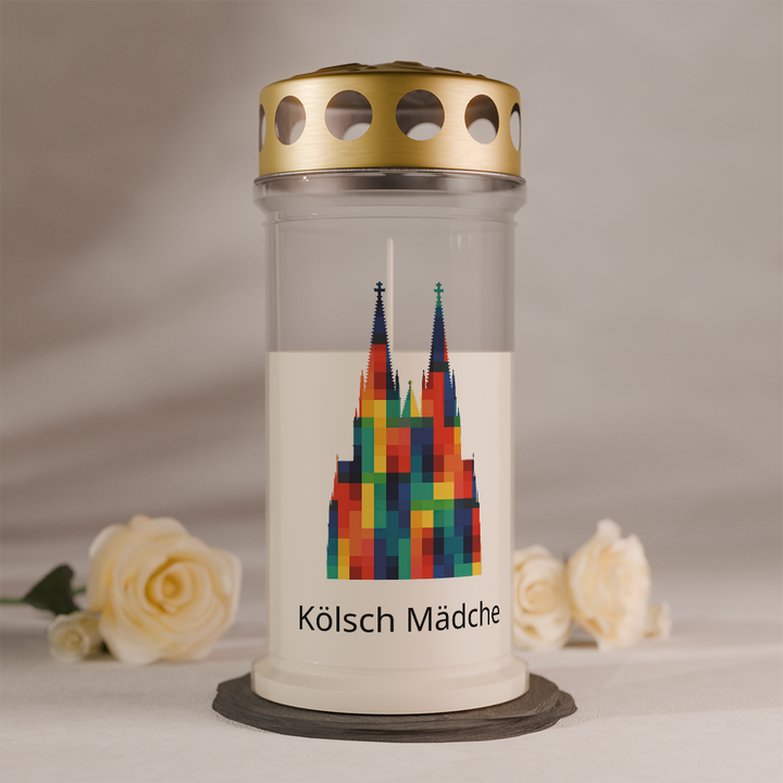 Gedenkkerze mit Kölner-Dom-Motiv in Regenbogenfarben und Aufschrift Kölsch Mädche mit 4 Tage Brenndauer