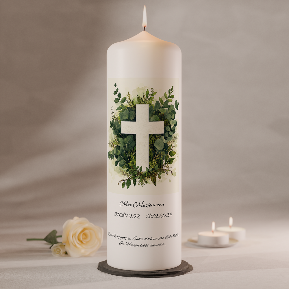 Personalisierbare Gedenkkerze mit Kreuz und Eukalyptuskranz auf weißer Trauerkerze