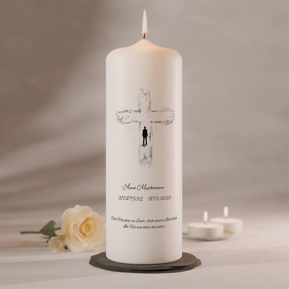 Personalisierbare Gedenkkerze mit schlichtem Kreuz und Figur auf weißer Kerze