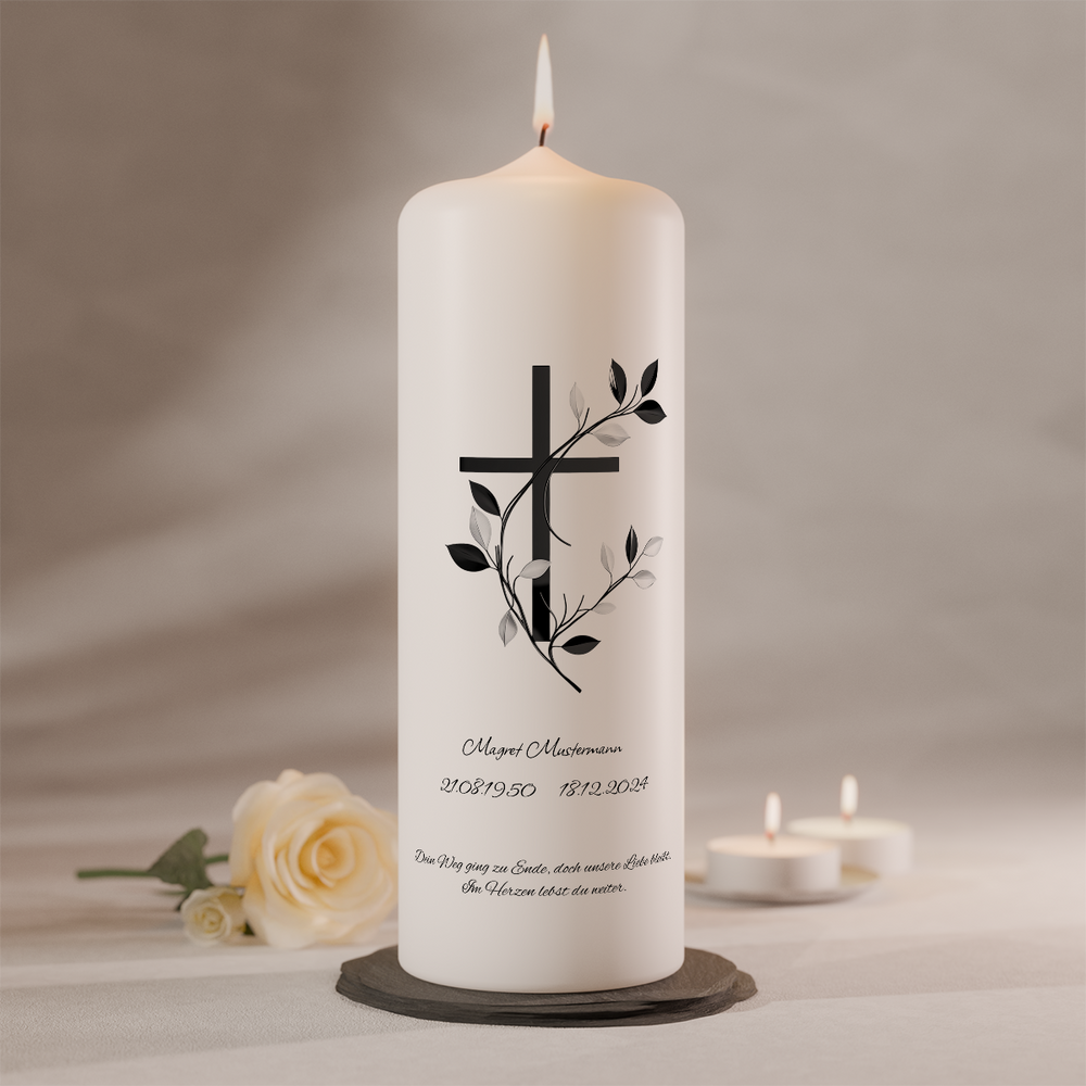 Personalisierbare Gedenkkerze mit Kreuzmotiv und dekorativer Ranke auf weißer Trauerkerze
